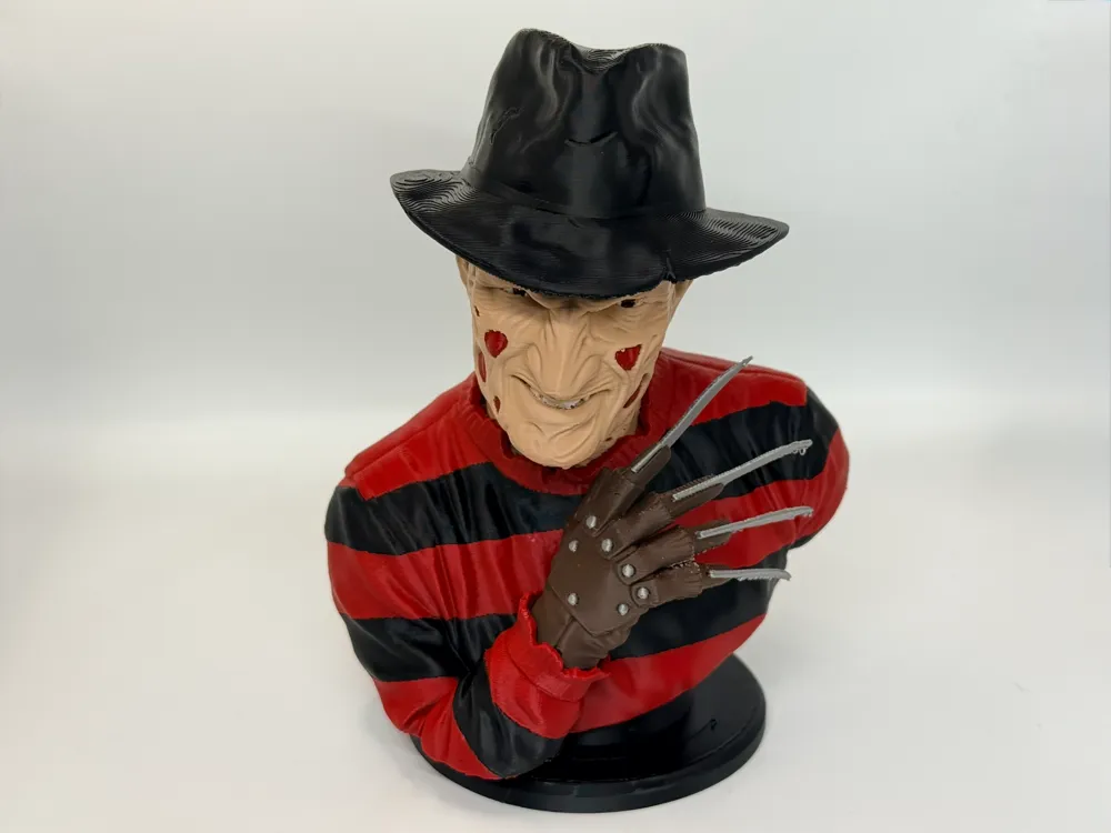 Figura decorativa: Freddy Krueger Bust – Detailed Cult Horror Classic. Referencia del modelo original.