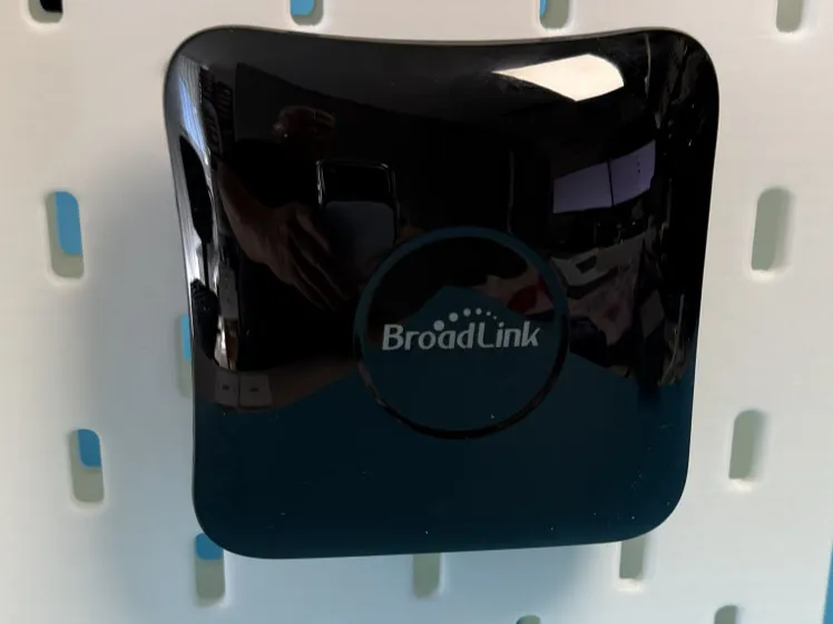 Klebe-, Skadis Halter für Broadlink Hub RM4 Pro