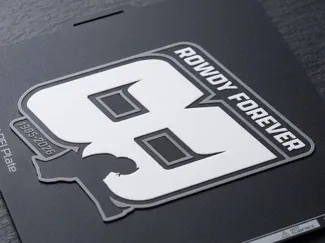 Kyle Busch Rowdy Forever placa.