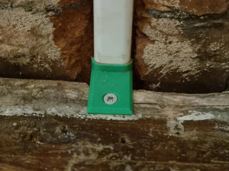 Positioning/holding bracket for 20mm oval trunking