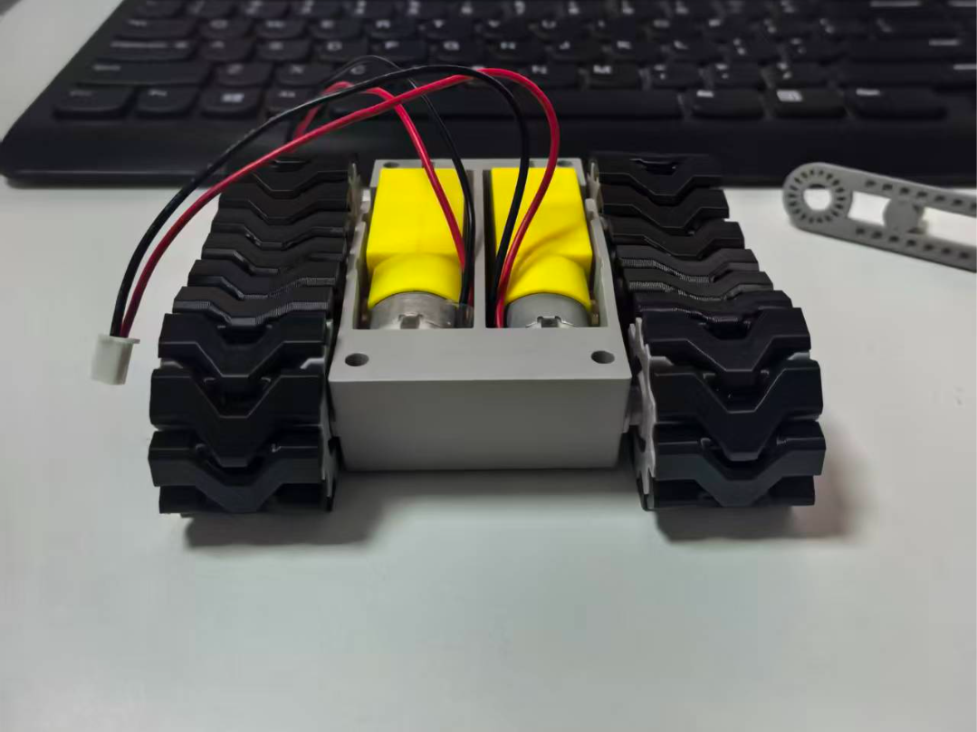 Miniatura 1 do modelo 3D 无五金 一体打印履带小车坦克底盘