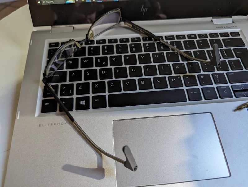 Glasses over the ear holder (STEP inc.)