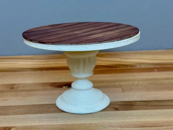 Table de cuisine sur pied pour maison de poupée (échelle 1:12)