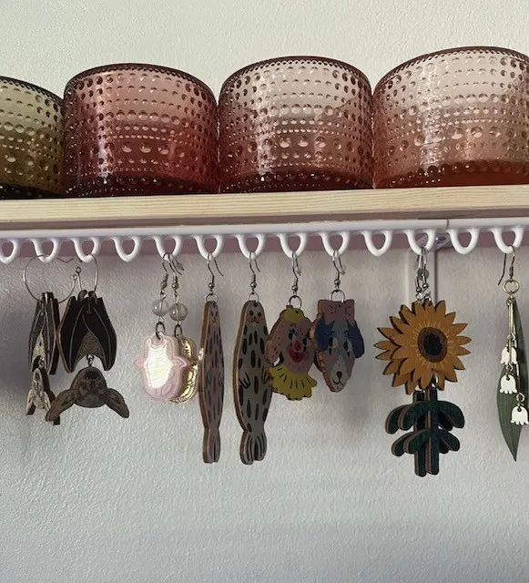 Under the shelf earring holder / earring rack view 2