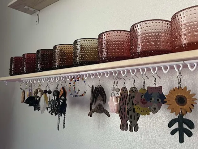 Under the shelf earring holder / earring rack
