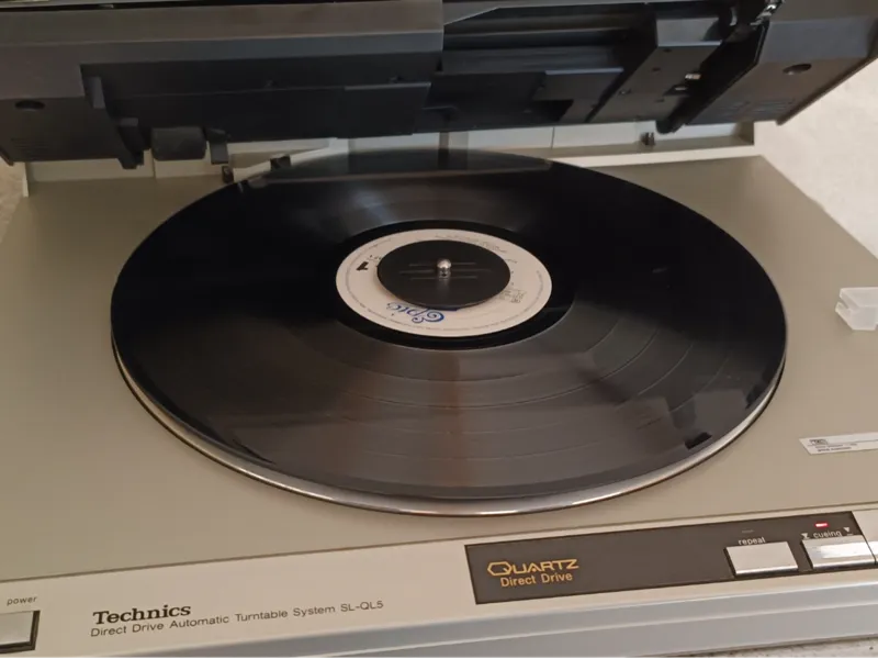 Minimalist Vinyl Record Clamp