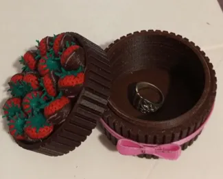 Box Chocalate cake with strawberries. Caja Tarta