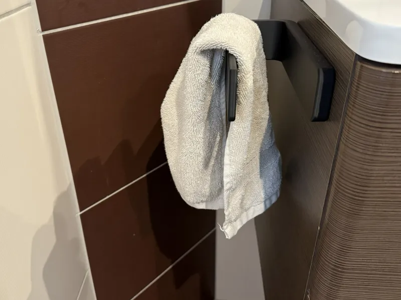 Handtuchhalter mit unsichtbarer Befestigung