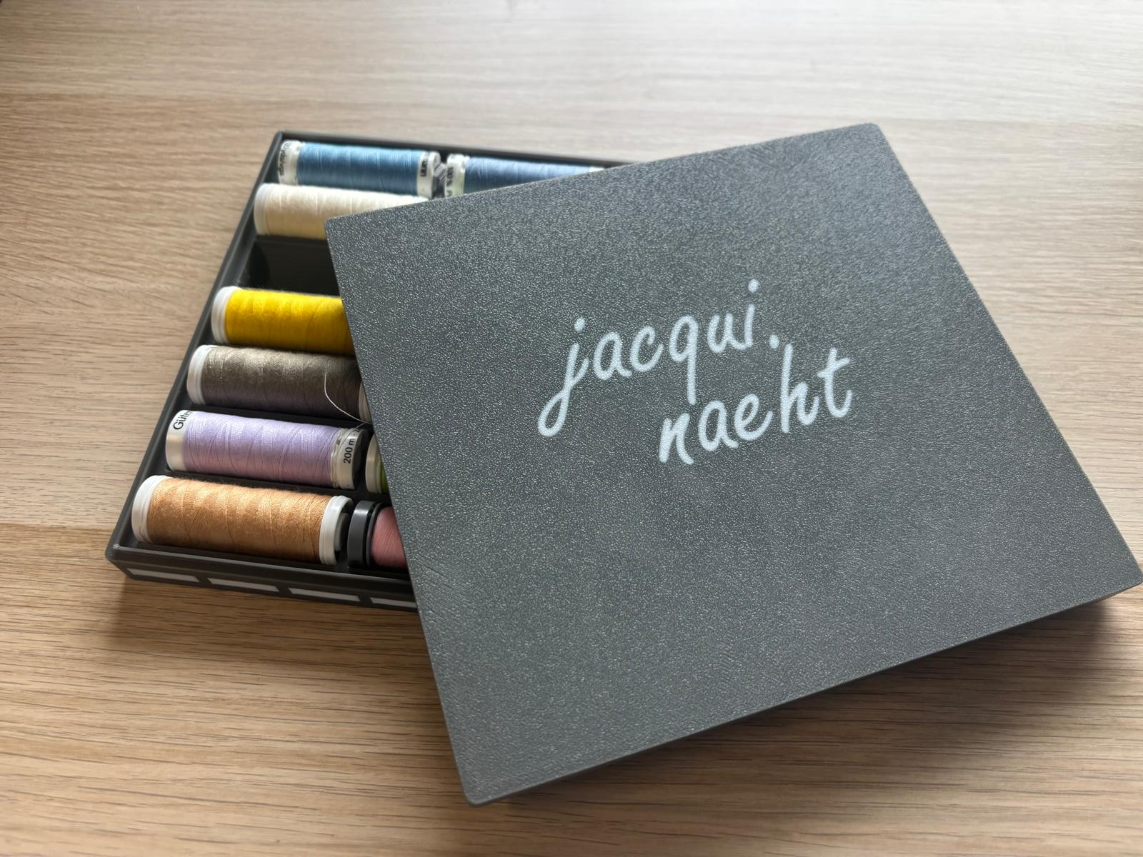 Nähgarnrollenbox mit Deckel für Gütermann