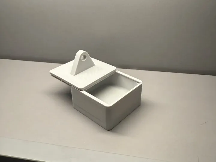 bins of lids of various heights with holding force