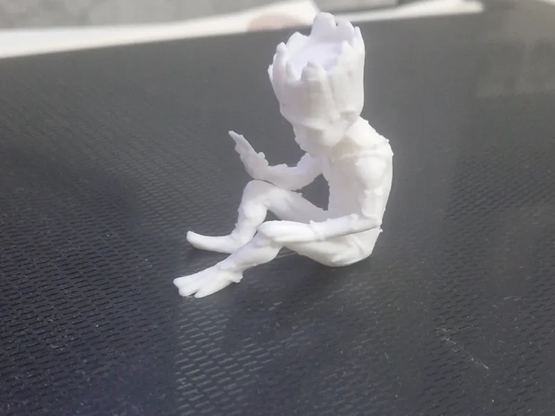 groot con cellulare
