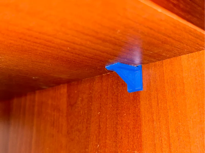 Shelf bracket with peg