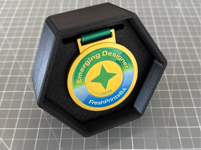 Medal Display W/Locking Lanyard Roller