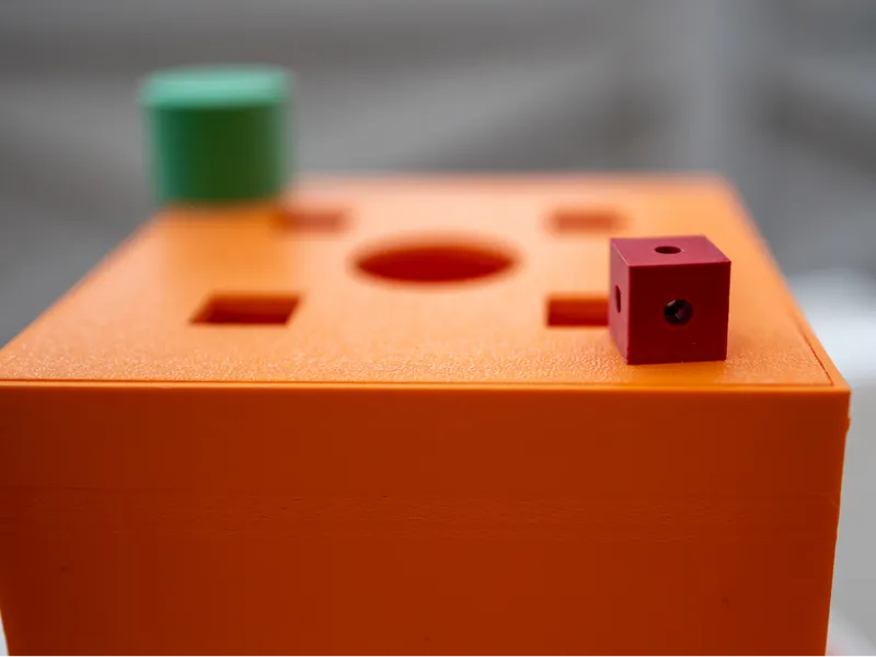 Shape sorter with interchangeable lid