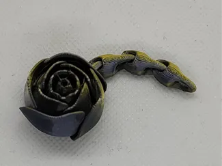 Rose keychain closed flakes