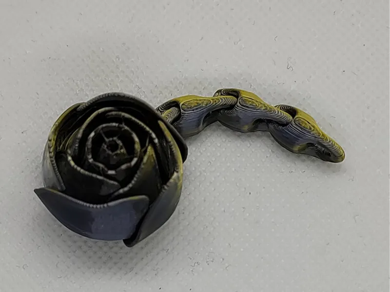 Rose keychain closed flakes
