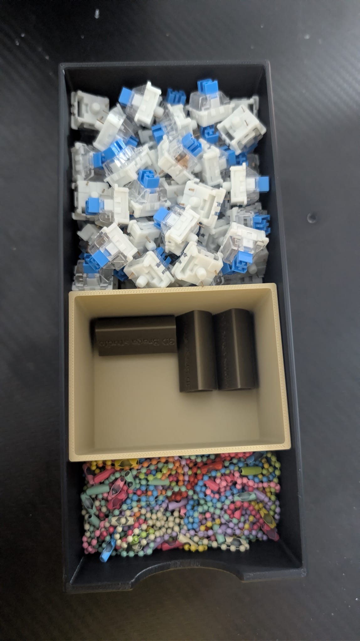 Miniatura 2 do modelo 3D 收纳盒 桌面小型化妆品家具整理办公简约储物盒首饰发圈抽屉式