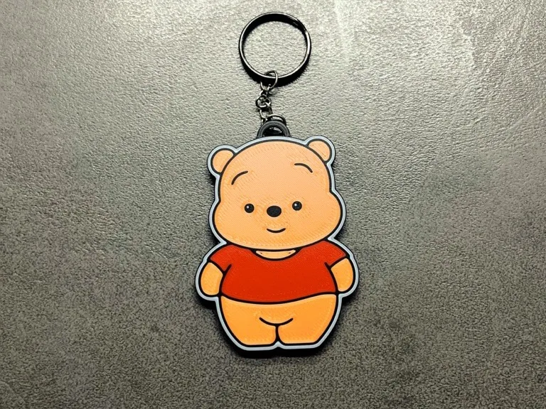 Llavero: Winnie the Pooh-inspired keychain. Referencia del modelo original.