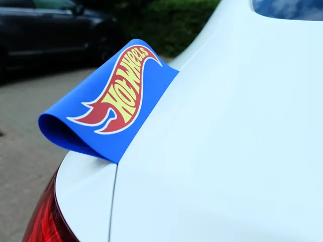 Hot Wheels სტილის მანქანის ემბლემა