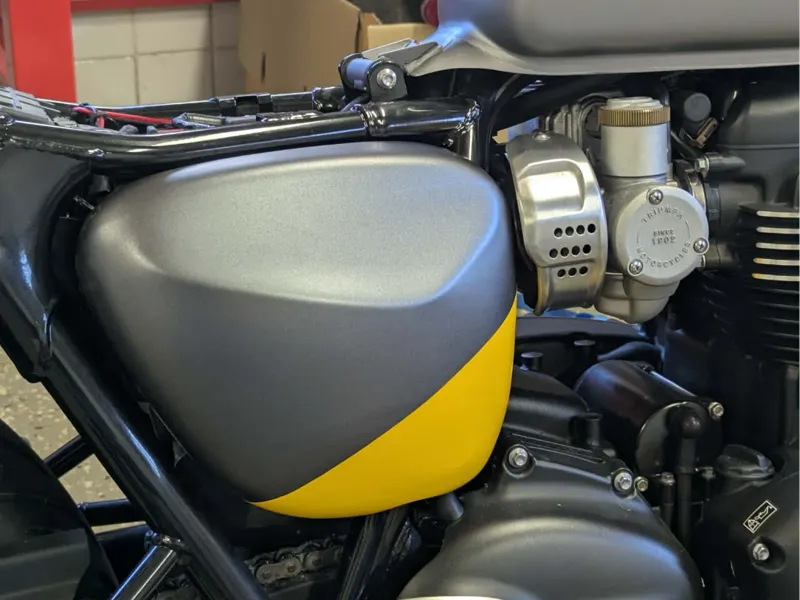 Triumph Bonneville T120 -21 Side Panels