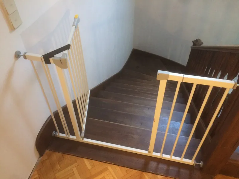 Hauck "Autoclose N Stop" clip to hold safety gate in open position