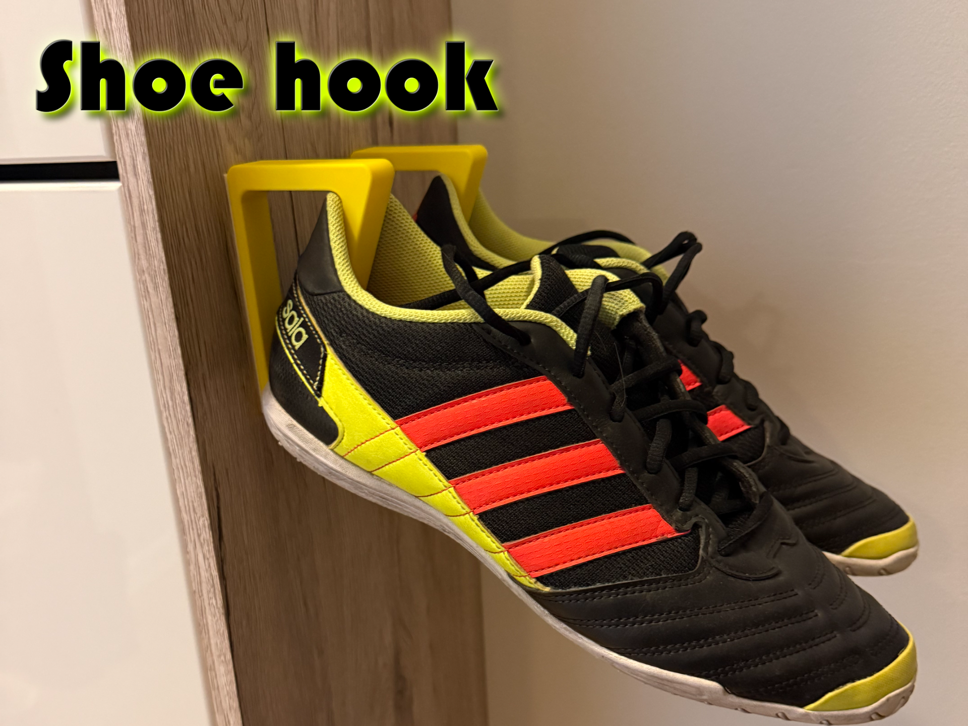 Shoe hook - levitate effect, clean print