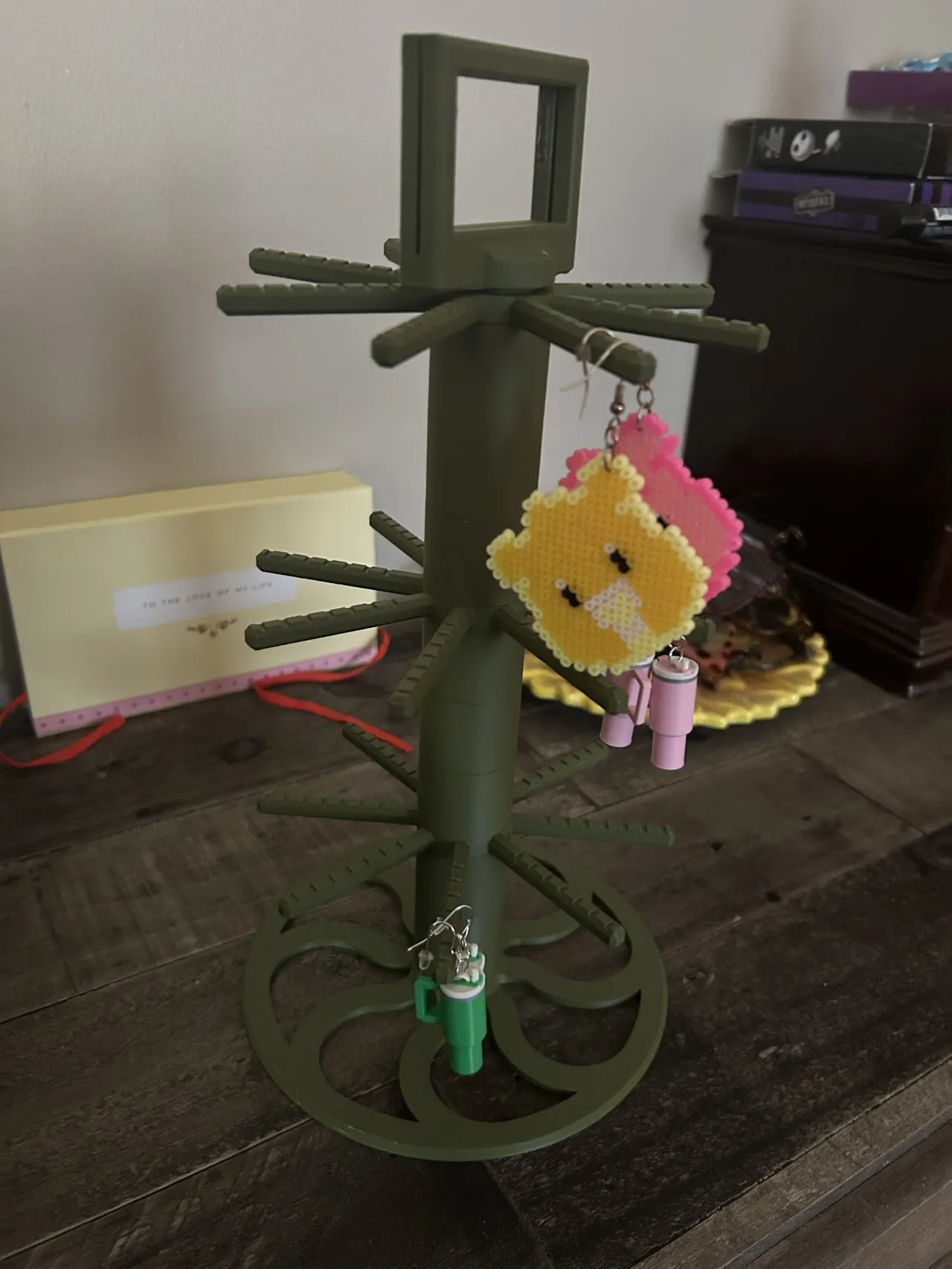 Earring/Keychain rotating modular display view 4