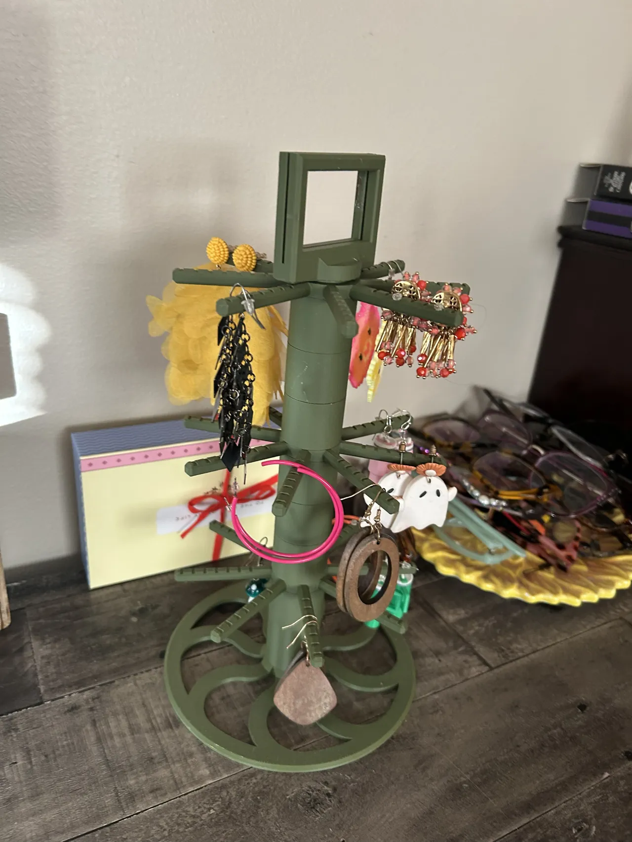 Earring/Keychain rotating modular display view 3