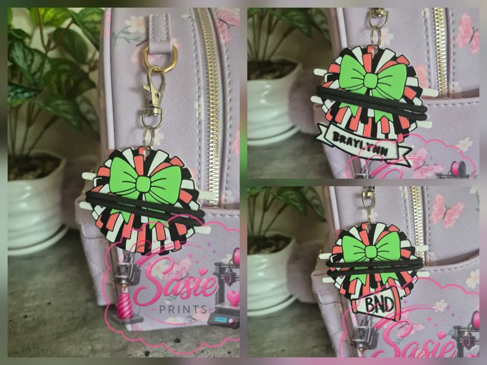 Accesorio para sujetar ligas de cabello: Pom Pom Hair Tie Holder Keychain - Customize. Referencia del modelo original.