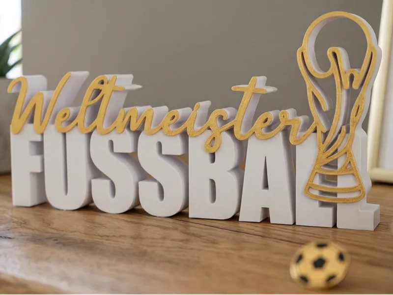 Fußball Weltmeister Schriftzug  mit Pokal
