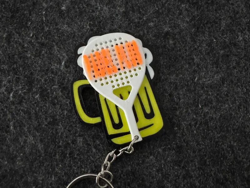 Llavero cerveza pala de padel con nombre