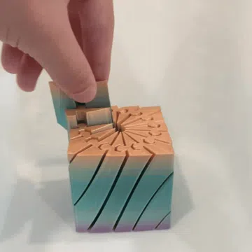 Objeto manipulable: Twisty Fidget Cube — vista de referencia 2
