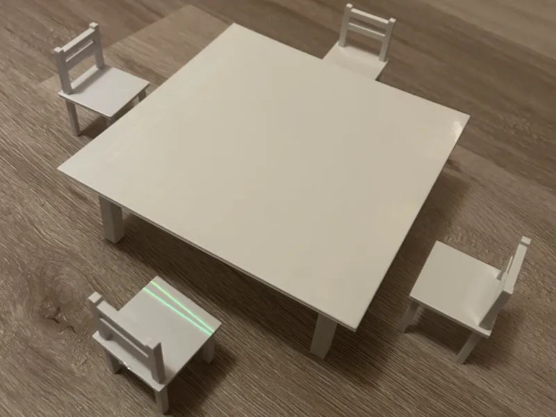 Tisch und Stuhl für kleine Puppen