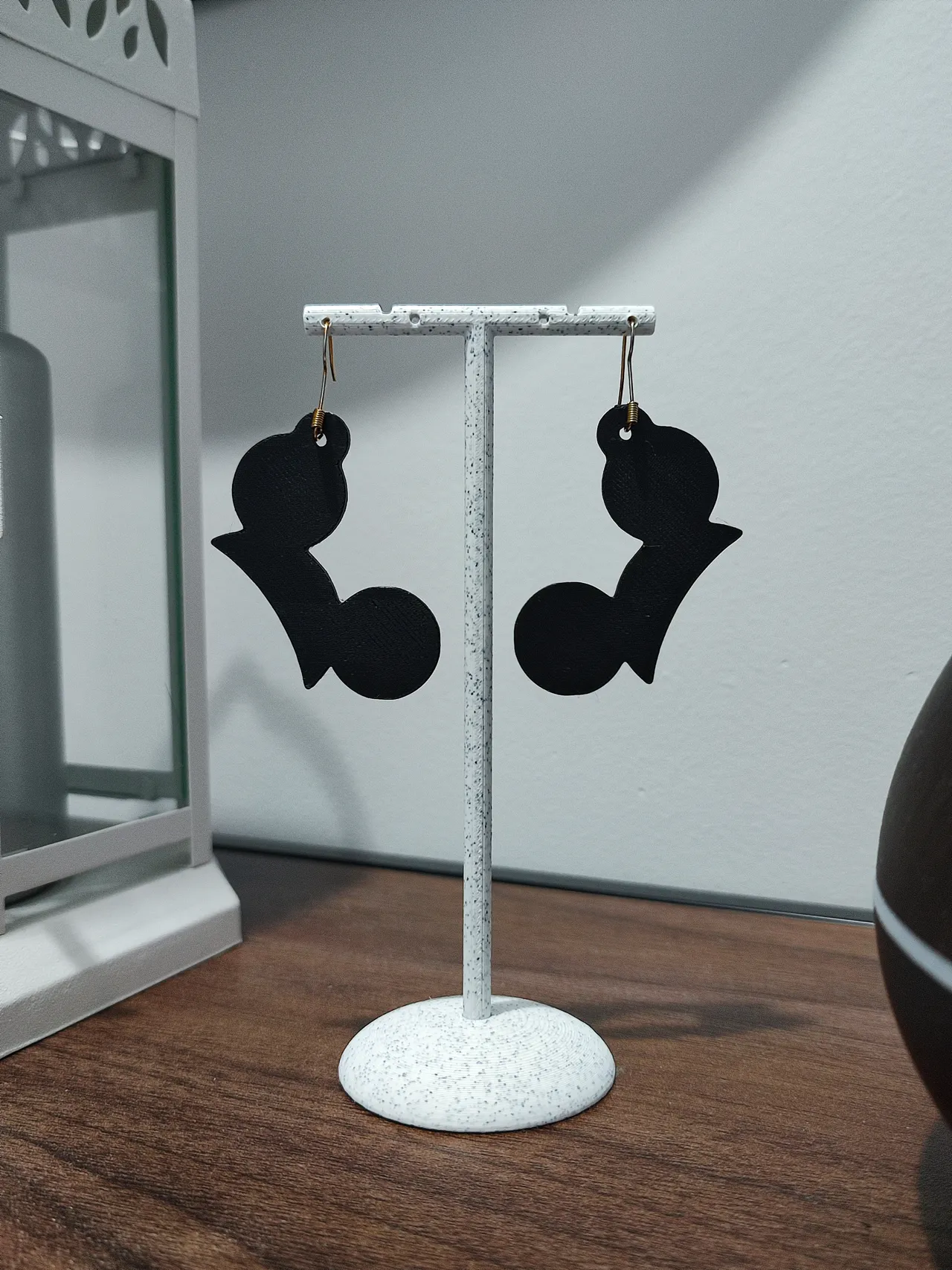 Aretes Action Silhouette view 2