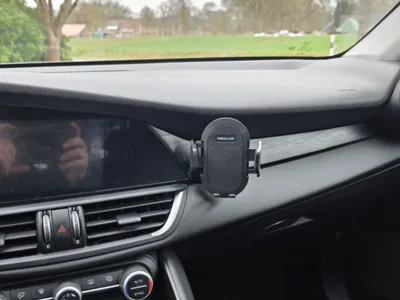 alfa romeo guilia smartphone holder