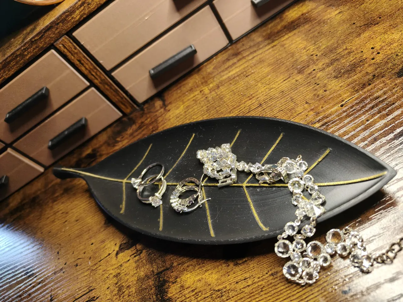 Nature's Elegance: Decorative Leaf-Shaped Tray view 3