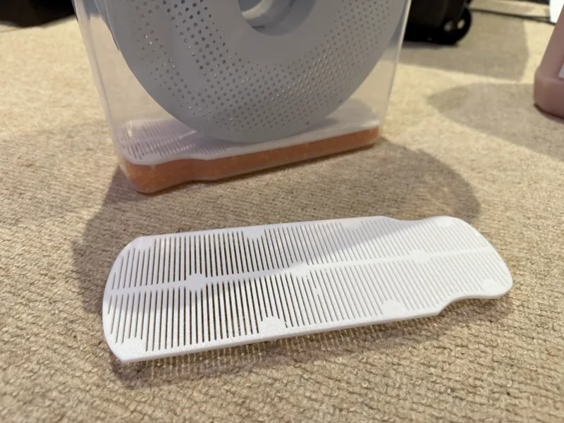 Desicant Platform for 4LContainer with Shaped Grip