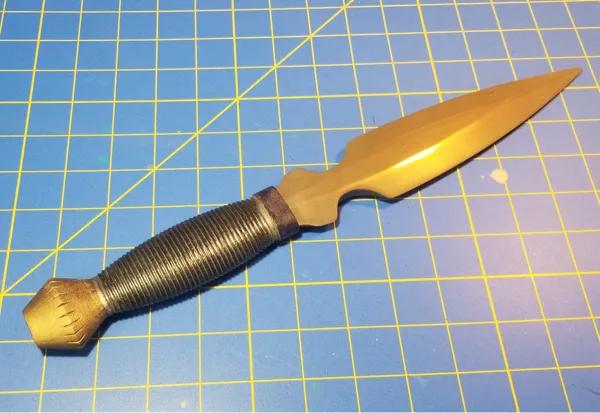 « Blink Strike » — dague décorative de cosplay