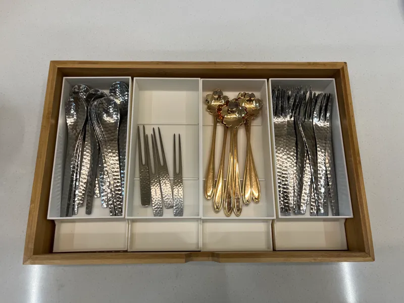 Utensil divider tray