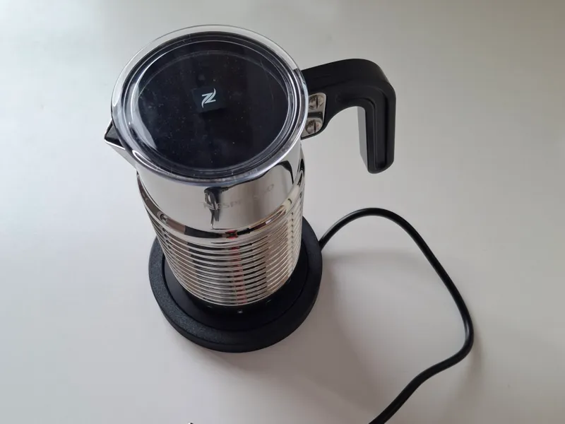 Base enrollacable para Nespresso Aeroccino 4.
