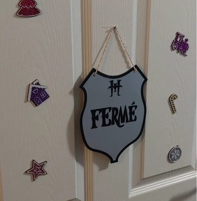 Marque porte ouvert fermé Hôtel Transylvanie