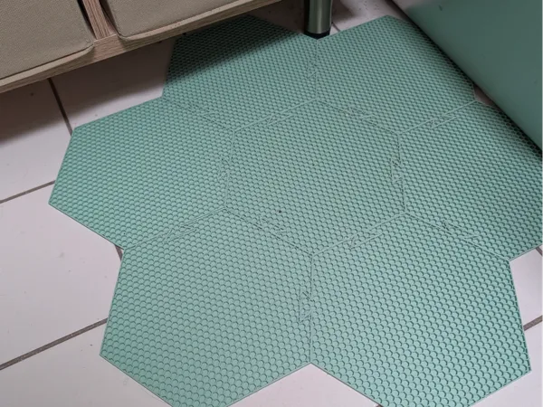 Tapis hexagonal pour litière de chat