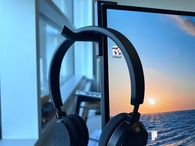 headset holder for screen