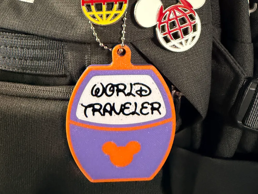 Llavero: Disney's Skyliner Figment Bag Charm / Keychain. Referencia del modelo original.