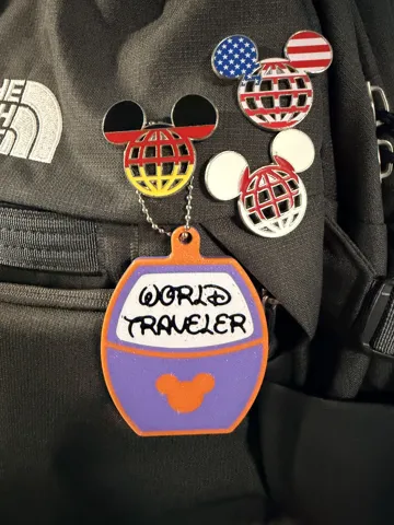 Llavero: Disney's Skyliner Figment Bag Charm / Keychain — vista de referencia 3