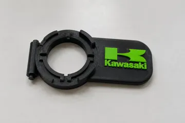 Letrero o emblema decorativo: Leva Quad Lock con logo KAWASAKI — vista de referencia 3