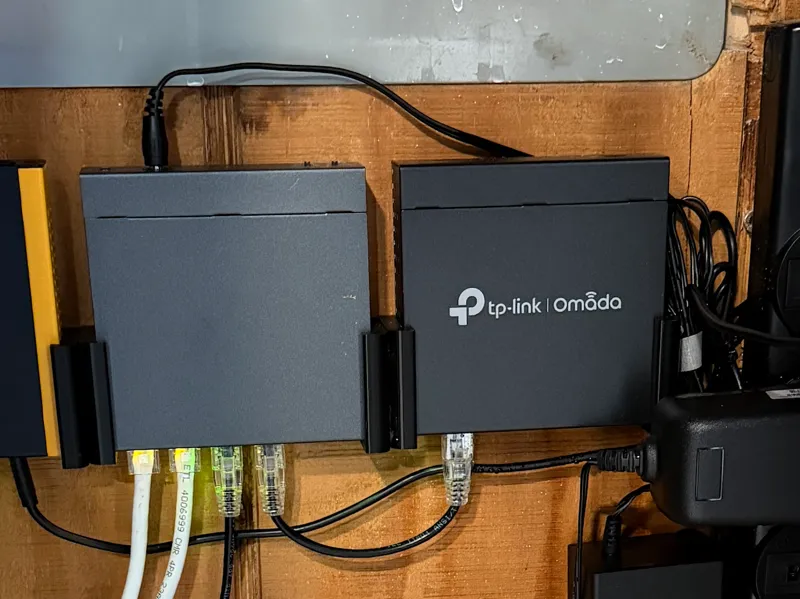 TP-Link Wall Mount- Omada OC200, 5 Port POE Switch