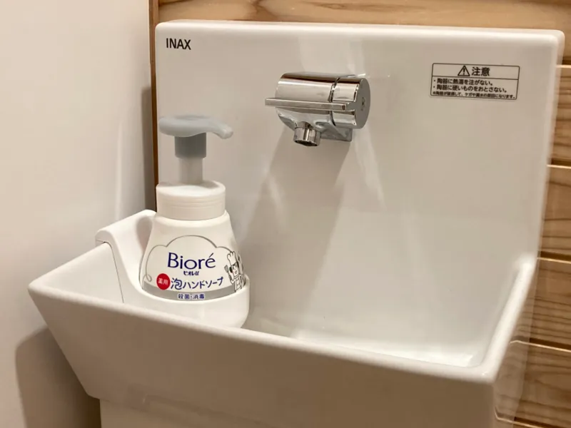 LIXILトイレの小さな手洗い場にビオレ泡ハンドソープ置くためのホルダー(たぶん日本専用)