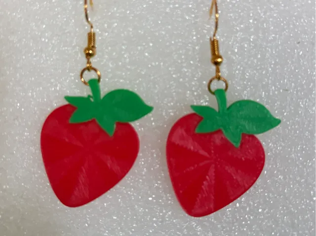 Orecchini a forma di fragola unico oggetto.