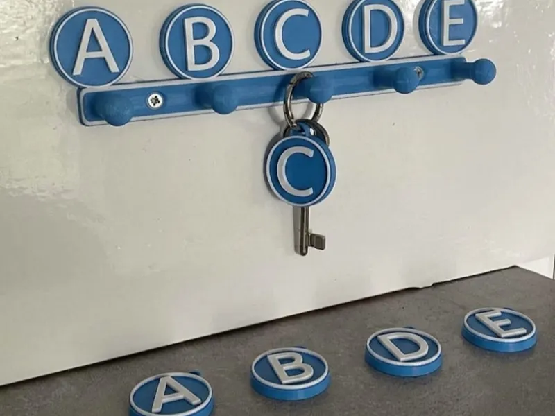 Porta chiavi da parete con lettere 
